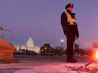 Un policia custodia el Capitolio, que estará cerrado hasta el próximo martes.
