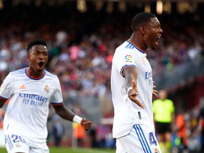 David Alaba (derecha) y Vinicius celebran el gol del Real Madrid contra el FC Barcelona.