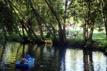 Un paseo en barca o un chapuzón en el río Arnoia para refrescarse en la villa orensana de Allariz