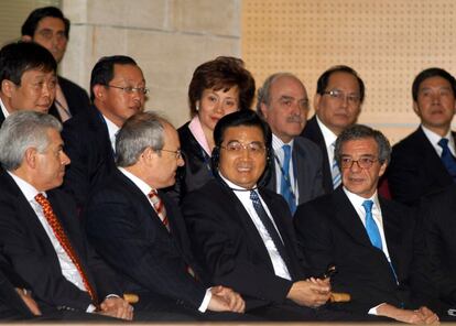 Margaret Chen detrás del presidente chino, Hu Jintao, durante la visita que éste hizo al Centro Nacional de Supervisión Operativa de Telefónica, en Aravaca, Madrid, el 13 de noviembre de 2005. Junto a Jintao en primera fila aparecen el exministro de Industria, José Montilla, y el expresidente de Telefónica, César Alierta.