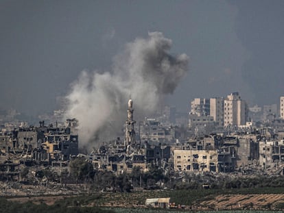 Explosión en una zona de edificios destruidos en la franja de Gaza, en una imagen tomada este sábado desde Sderot (Israel).
