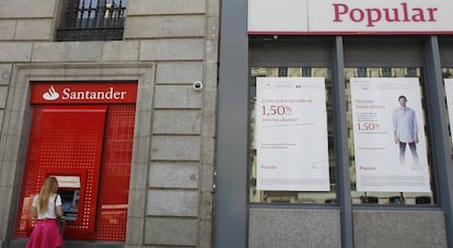 Una oficina del Santander junto a otra del Banco Popular.