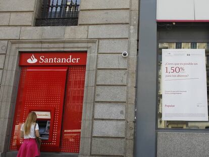 Una oficina del Santander junto a otra del Banco Popular.