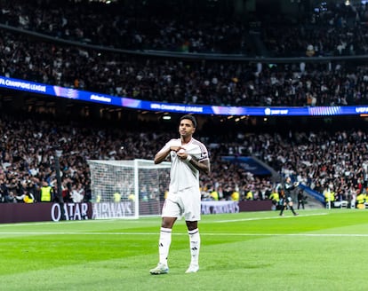 El jugador del Real Madrid, Rodrygo, se señala el escudo tras marcar ante el Atlético de Madrid.