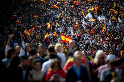 Miles de personas participan en la manifestación contra el Gobierno, este domingo en Madrid. 