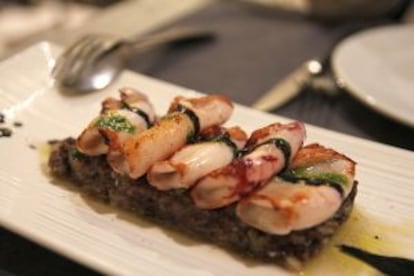Chipirones sobre puré de morcilla y manzana del restaurante Catalina, casa de comidas y más, en Sevilla.