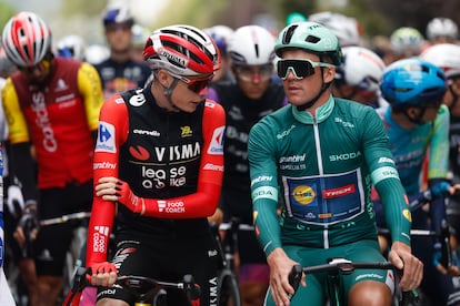 El líder de la general, el ciclista danés Jonas Vingegaard (en rojo), del equipo Team Visma-Lease a Bik, al inicio de la etapa 17 de la Vuelta Ciclista a España.