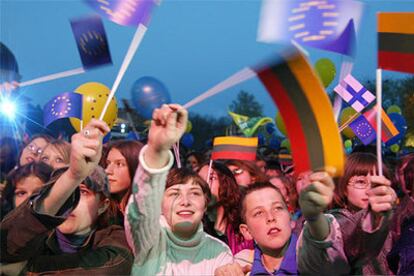 Jóvenes lituanos celebran con un concierto en Vilna el ingreso de su país en la UE el pasado abril.