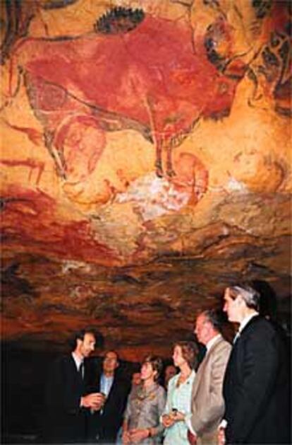 Los Reyes, durante el recorrido que realizaron ayer por la reproducción de la cueva de Altamira.
