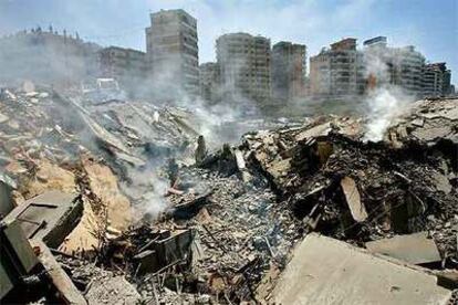 Escombros humeantes de un edificio destruido por un bombardeo israelí en Beirut.