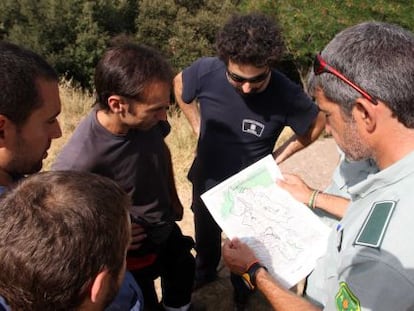 Bomberos y forestales, ayer, en Terrades controlando los &uacute;ltimos focos del incendio.