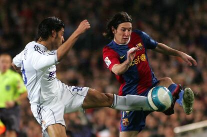 Durant la temporada 2006/2007 Messi va comen?ar a assaborir el seu gran xit. ?s quan es va convertir en jugador de l'equip titular. A la imatge, Messi al clssic en qu va fer un hat-trick el 10 de mar? del 2007. Era el jugador ms jove de l'equip.