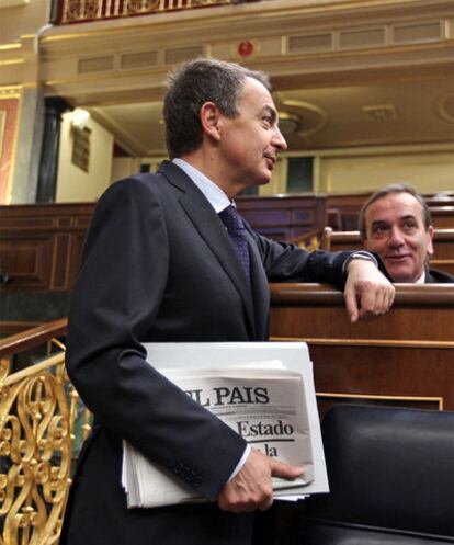 El presidente Zapatero, con la edición especial de EL PAÍS.