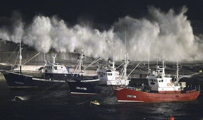 <b>Olas de gran tamaño rebasan los diques en el puerto de Bermeo (Vizcaya).</b> El fuerte oleaje que afectó a la costa del País Vasco durante la madrugada del pasado domingo, 2 de febrero, obligó a cerrar varios puentes y provocó desbordamientos en municipios costeros que afectaron a algunos locales. Euskadi entró a las tres de la madrugada en alerta roja por riesgo de olas por encima de los siete metros y fuertes mareas.