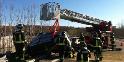 Los bomberos recuperan el coche siniestrado en la A-5.