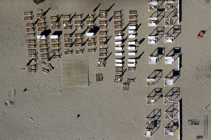 Tumbonas vacías en la costa de Gdansk.