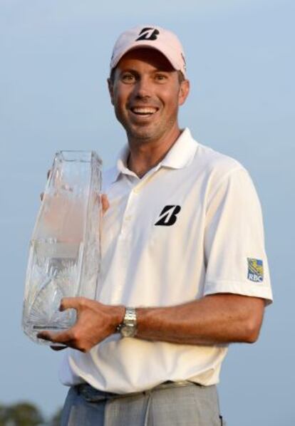 Kuchar, con el trofeo.