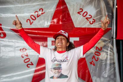 Janina Soares de Oliveira Pereira, de 41 años. "Fui a todas las tomas de posesión de Lula, me uní al PT desde que tenía 16 años. Mi hija (Agatha) fue elegida por el PT, la llamaron para subir la rampa con Lula". La primera medida de Lula debería ser "acabar con esta miseria, quitar esta podredumbre y volver a hacer feliz a nuestro país".