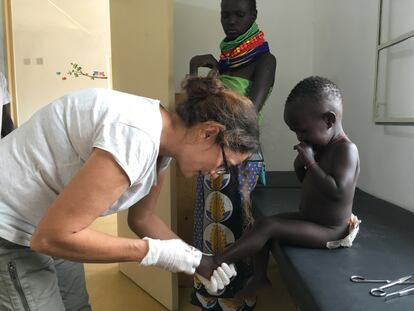 Personal médico de Aztivate atiende a un niño en la clínica pediátrica de Turkana, en el norte de Kenia.