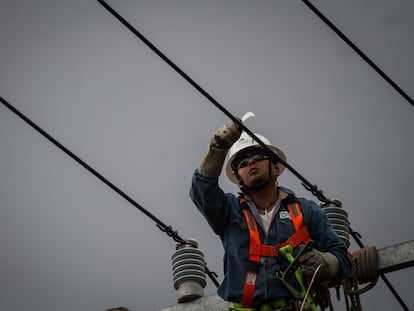 Un electricista realiza trabajos en el cableado público en el colonia Álamos, en Ciudad de México.