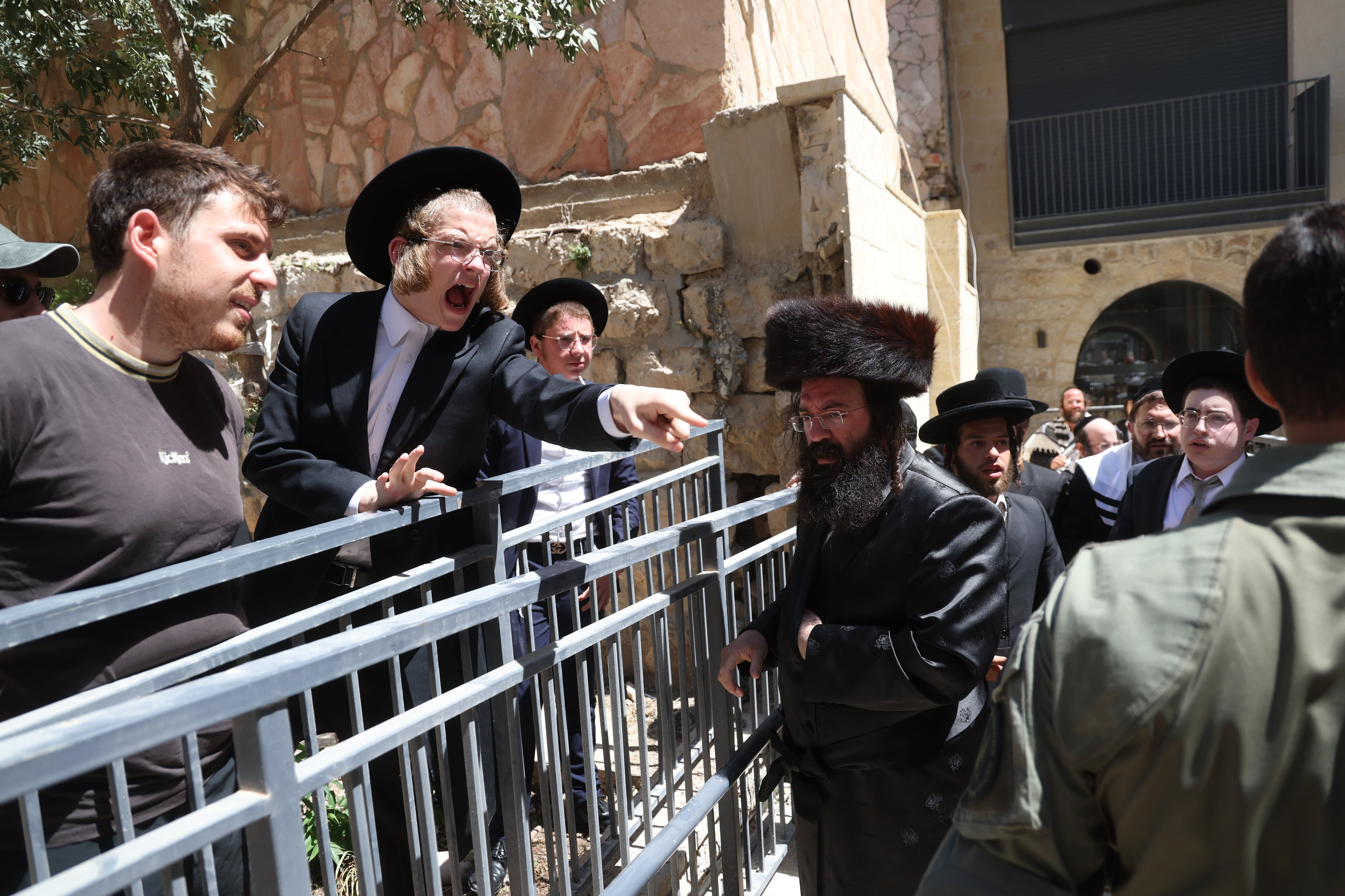 Manifestación de ultraortodoxos contra la apertura del café Basimtá en Jerusalén, este sábado.