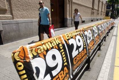 Carteles de los sindicatos nacionalistas colocados en una calle del centro de Bilbao animan a secundar la huelga.