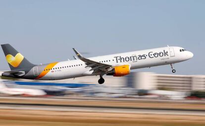 Un Airbus A321-200 de Thomas Cook en el aeropuerto de Palma de Mallorca