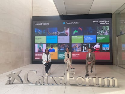 La directora de CaixaForum de Barcelona Mireia Domingo, la directora del Área de Exposiciones de Fundación La Caixa Isabel Salgado y el director de CosmoCaixa Valentí Farràs en la presentación de la temporada de ambos museos.