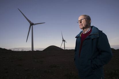 Tomás Padrón foi presidente do Cabildo Insular de El hierro e um dos principais impulsores do projeto de Gorona del Viento. Em El Hierro, as paisagens se alternam tão rápido quanto o tempo. Os vales de coníferas aliviam as falésias e os recifes de lava vulcânica negra, enquanto o calor da costa se desvanece ante da névoa da montanha que atinge os 1.500 metros no seu pico mais alto. Essas peculiaridades geográficas foram determinantes no momento de projetar o complexo hidroeólico.