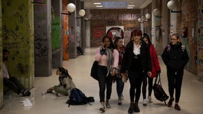 Un grupo de alumnas recorre, ayer en la facultad de Ciencias Políticas de la Universidad Complutense.