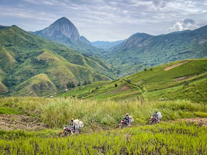 Las motocicletas de Médicos Sin Fronteras (MSF) recorren los caminos del territorio de Kalehe para acceder a los centros de salud de la zona.