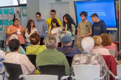 Alumnado con discapacidad de la FP intercambia experiencias con jubilados sobre la tecnología. 
