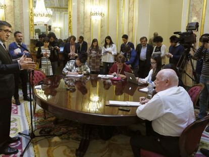 El presidente del Congreso, Patxi L&oacute;pez, explica a los periodistas las consecuencias de que el Gobierno se niegue al control parlamentario.