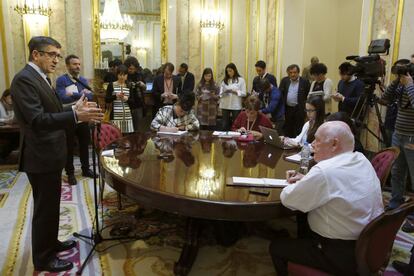 El presidente del Congreso, Patxi López, explica a los periodistas las consecuencias de que el Gobierno se niegue al control parlamentario.