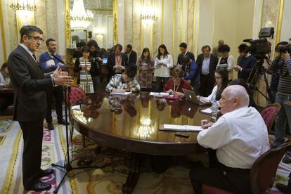 El presidente del Congreso, Patxi L&oacute;pez, explica a los periodistas las consecuencias de que el Gobierno se niegue al control parlamentario.