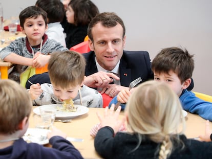 El presidente francés, Emmanuel Macron, en un comedor escolar en Saint-Sozy, en el suroeste de Francia, en enero de 2019.