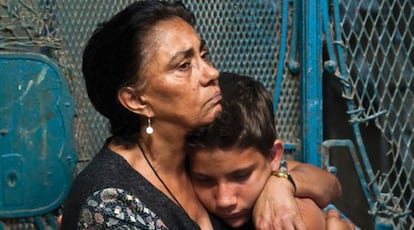 Os atores Alina Rodríguez, a professora, e Armando Valdés, o menino protagonista, em uma cena de “Conducta”