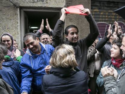 Ve&iuml;ns han aturat el desnonament a Ciutat Vella. 