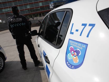 Un coche patrulla de la Unidad de Gestión de la Diversidad de la Policía Local de Fuenlabrada.