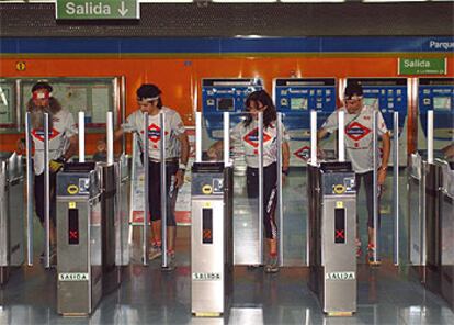 Ocho atletas recorren los 40 kilómetros de túneles de la red de Metrosur.