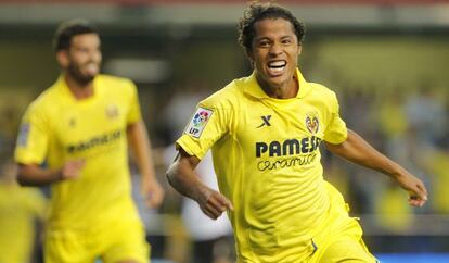 Giovani dos Santos celebra uno de sus goles 