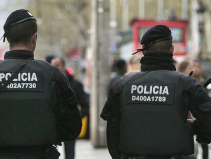 Dos mossos d'esquadra a Barcelona.