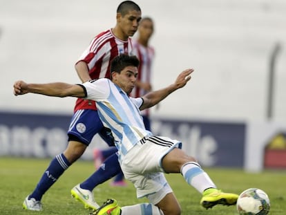 Giovanni Simeone, en un encuentro ante Paraguay.