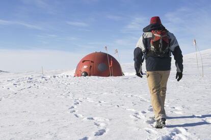 Edificios sencillos e inmensos depósitos circulares de combustible eclipsados por enormes montañas desiertas que se elevan tras la mayor estación científica de la Antártida, ubicada sobre cenizas volcánicas cubiertas de nieve. Quizá visitar la estación McMurdo, en la isla de Ross, nos pueda aproximar a cómo sería la colonización de otro planeta.