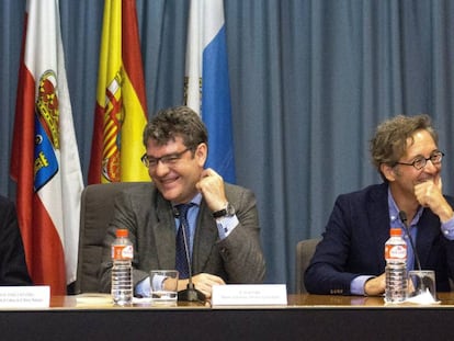 Jos&eacute; Mar&iacute;a Lassalle, durante la presentaci&oacute;n de &#039;Contra el populismo&#039;, junto al ministro &Aacute;lvaro Nadal.