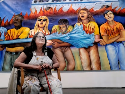 La artista Judy Baca frente a una sección del mural, titulada 'Generation on fire', el 26 de octubre en el LACMA.