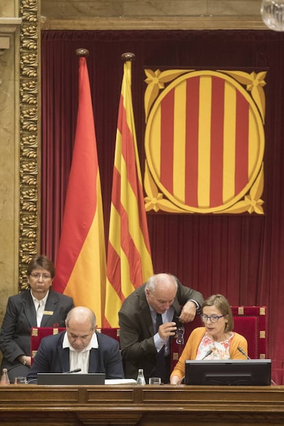 La presidenta del Parlament, Carme Forcadell, charla con el letrado de la Mesa en una sesión del Parlament.