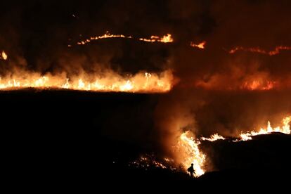 Vista de la propagación de un incendio en el páramo de Saddleworth Moor, cerca de la ciudad de Diggle (Reino Unido).