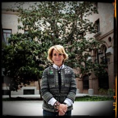 Esperanza Aguirre, candidata por el PP, en el patio interior de la Casa de Cisneros, en la plaza de la Villa.