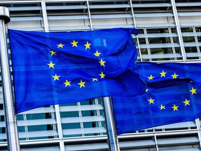 Banderas de la UE ondean a las puertas de la Comisi&oacute;n Europea en Bruselas (B&eacute;lgica).